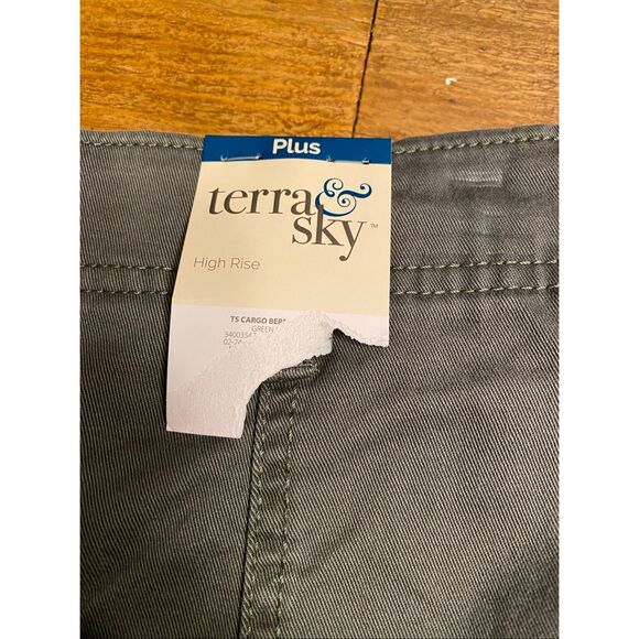 Terra & Sky 18W plus size NWT high rise shorts green cargo - Picture 3 of 7